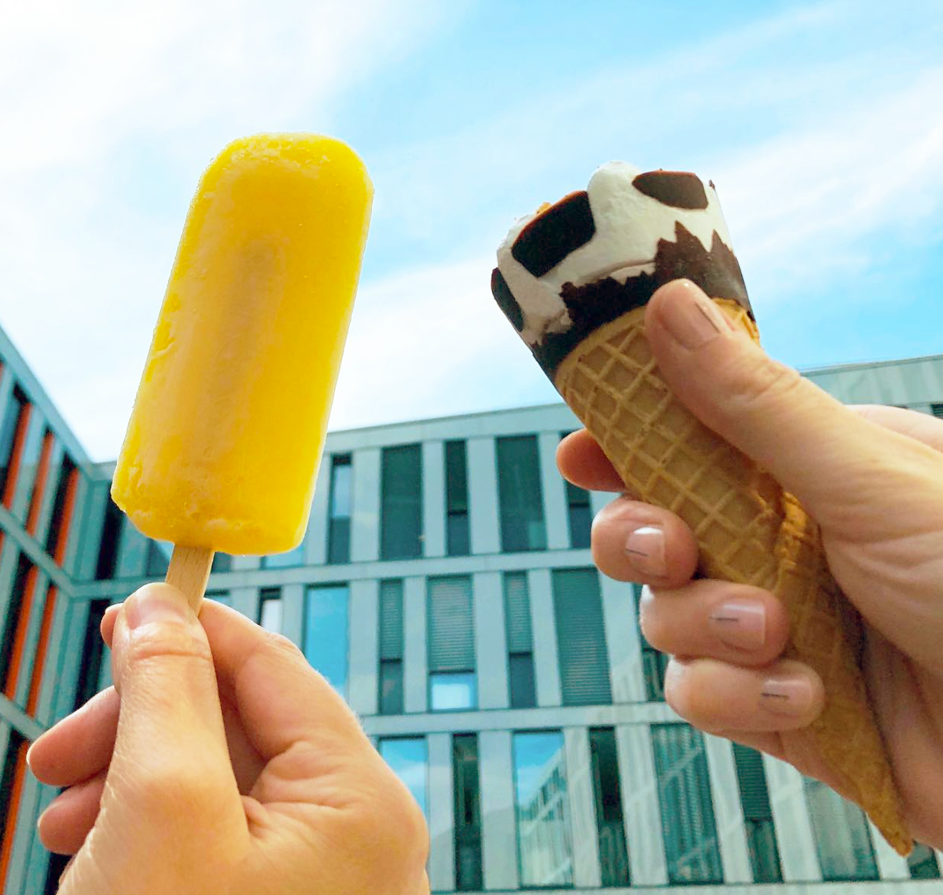 Eis Essen vorm Bürogebäude