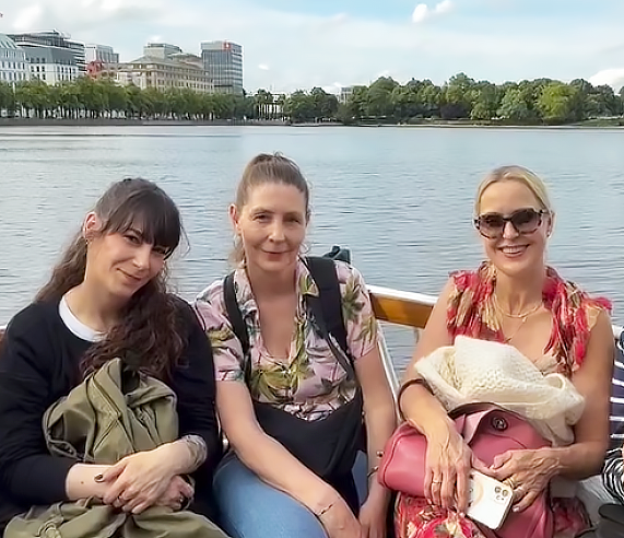 Kollegen beim Teamevent auf der Alsterrundfahrt