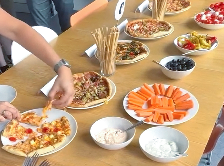 Pizzaessen am Agenturtag