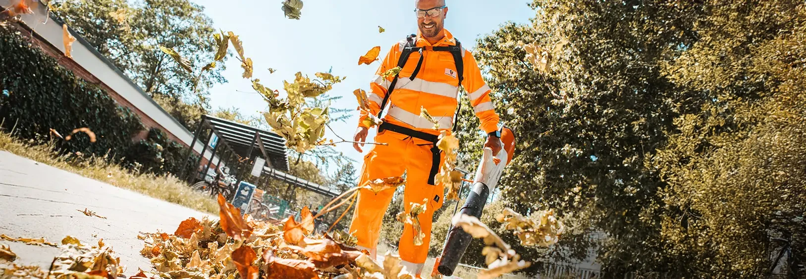 Stadreinigung Hamburg beim Laubblasen