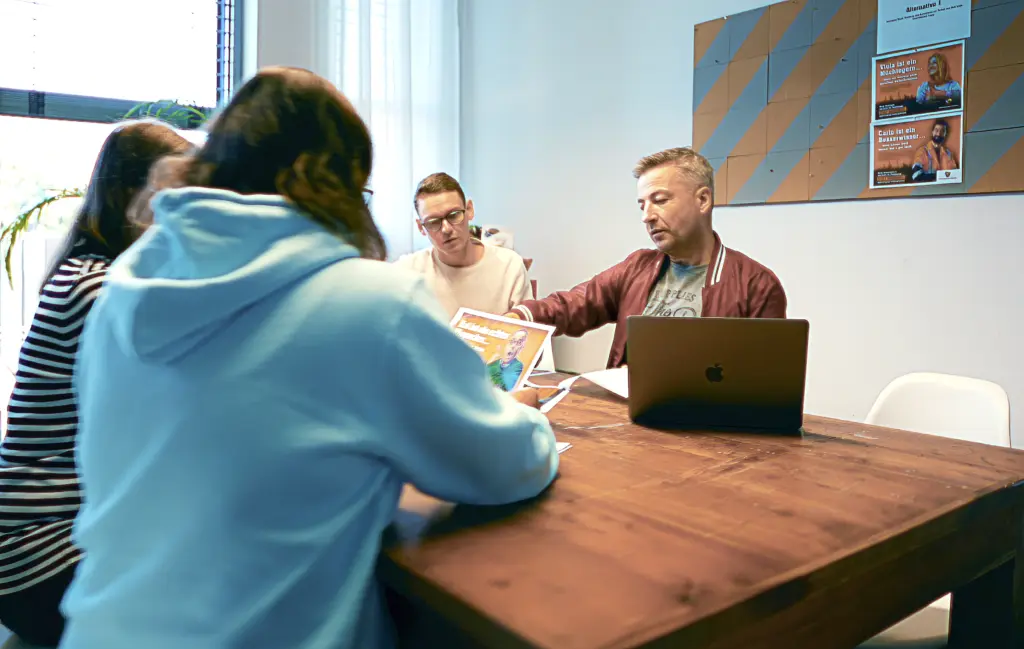 Kollegen im Meeting sitzen am Tisch