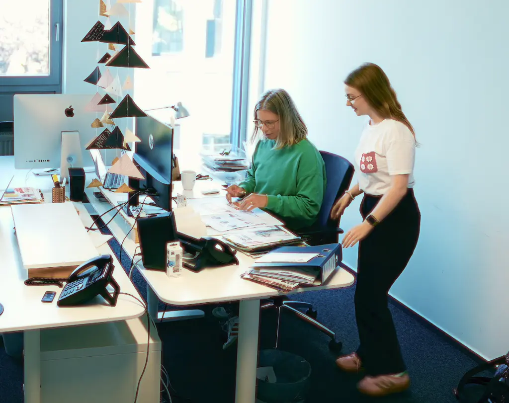 Zwei Kollegen beim Schulterblick